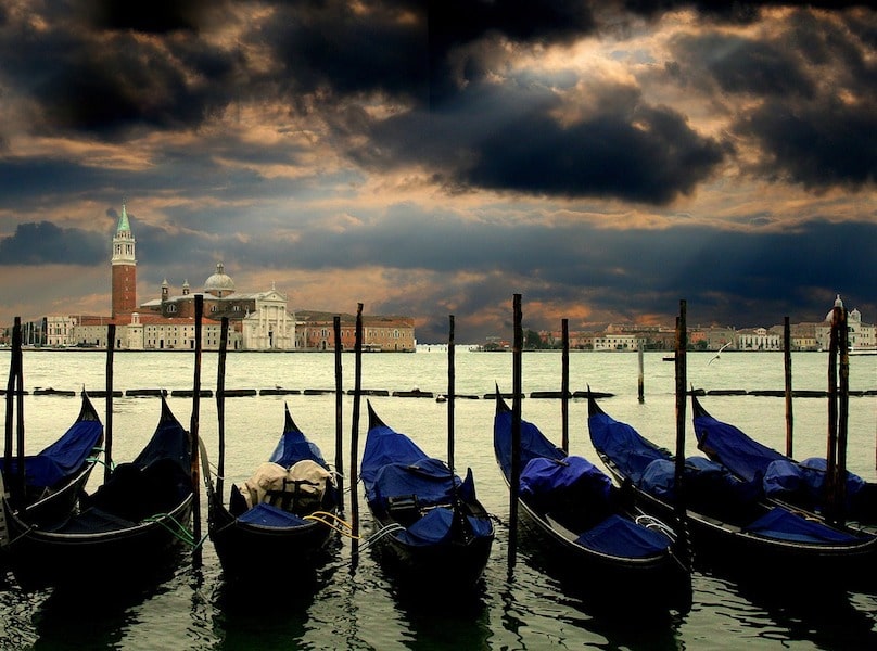 https://pixabay.com/photos/venice-gondolas-italy-venezia-194835/