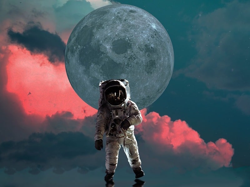 https://pixabay.com/photos/astronaut-moon-space-nasa-planet-4106766/